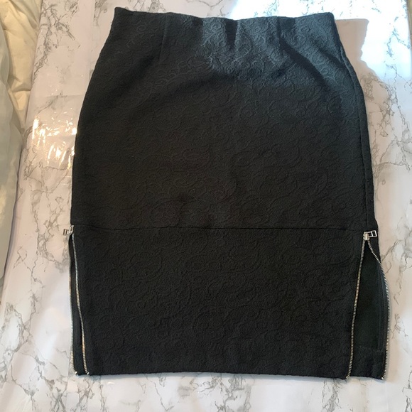 Wilfred Dresses & Skirts - Aritzia Wilfred lace detail pencil skirt size 10